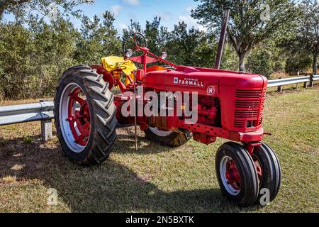 Fort Meade, FL - 22. Februar 2022: Vorderansicht aus einer hohen Perspektive eines 1942 International Harvester McCormick Farmall Model H Traktors bei einem Ortsansässigen Stockfoto