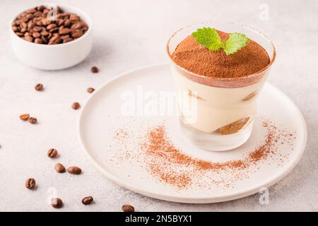 Traditionelles italienisches Dessert Tiramisu in einem Glas, selektiver Fokus Stockfoto