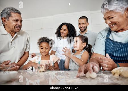 Kochen, Lernen und große Familie mit Kindern in der Küche backen Dessert oder Teig. Bildung, Pflege und Unterricht von Mutter, Vater und Großeltern Stockfoto