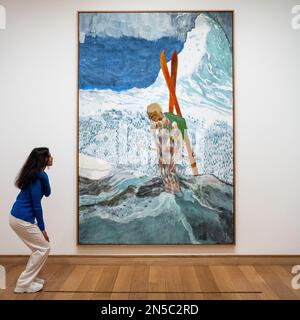 London, Großbritannien. 9. Februar 2023 Ein Mitarbeiter imitiert „Alpinist“, 2019-22, von Peter Doig bei einer Vorschau in der Courtauld Gallery der „Morgan Stanley Exhibition: Peter Doig“, wobei er neue und neuere Werke von Peter Doig präsentiert, darunter Gemälde, die seit dem Umzug des Künstlers von Trinidad nach London im Jahr 2021 geschaffen wurden. Die Ausstellung findet vom 10. Februar bis zum 29. Mai 2023 statt. Kredit: Stephen Chung / Alamy Live News Stockfoto