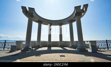 Weiße Rotundas in der Stadt Khabarowsk in der Nähe des Ufers. Stockfoto