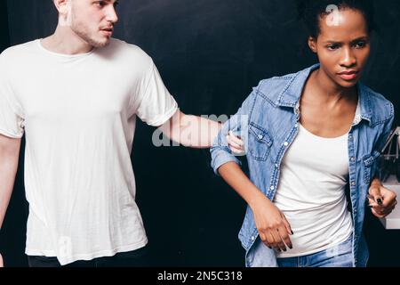 Trennung von Paaren, Ende der Beziehung. Geh nicht weg. Stockfoto