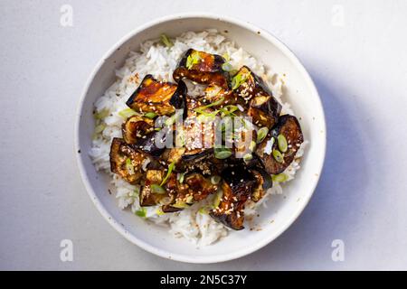 Miso-Aubergine mit Seasme-Samen und Reis Stockfoto