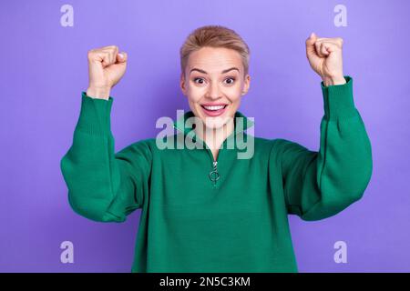 Foto des aufgeregten, überglücklich siegreichen Gewinners Woman Fists Up Celebtory Victory Millionaire Lottery Lucky Triumphant isoliert auf violettem Hintergrund Stockfoto