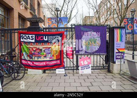 London, England, Großbritannien. 9. Februar 2023. Die University and College Union (UCU) streikt außerhalb von SOAS, da die Hochschulmitarbeiter ihre Streiks über Bezahlung und Arbeitsbedingungen fortsetzen. (Kreditbild: © Vuk Valcic/ZUMA Press Wire) NUR REDAKTIONELLE VERWENDUNG! Nicht für den kommerziellen GEBRAUCH! Kredit: ZUMA Press, Inc./Alamy Live News Stockfoto