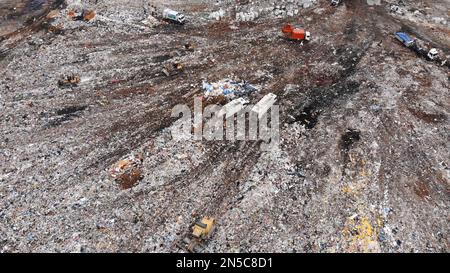 Große Mülldeponie in der Nähe der Metropole. Blick von der Drohne. Stockfoto