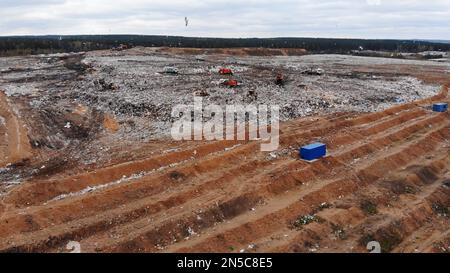Große Mülldeponie in der Nähe der Metropole. Blick von der Drohne. Stockfoto