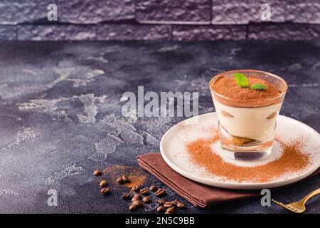 Traditionelles italienisches Dessert Tiramisu in einem Glas, selektiver Fokus Stockfoto