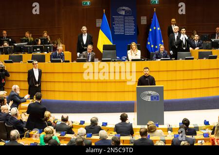 Brüssel, Belgien. 09. Februar 2023. Nicolas Landemard/Le Pictorium - Rede von Volodymyr Zelensky vor dem Europäischen Parlament - 9/2/2023 - Belgien/Brüssel - der Präsident der Ukraine, Volodymyr Zelensky, spricht vor dem Europäischen Parlament in Brüssel mit Roberta Mesola, Präsidentin des Europäischen Parlaments. Kredit: LE PICTORIUM/Alamy Live News Stockfoto