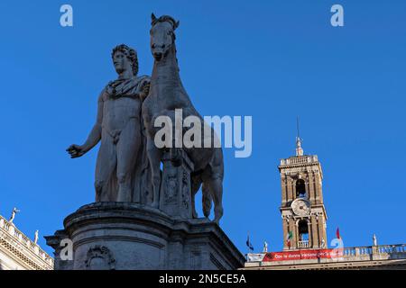 Solidaritätsbanner mit dem Titel „Con le donne iraniane per la llibertà (with Iranian Women for Freedom)“ im Campidoglio. Rom, Italien, Europa. Speicherplatz kopieren Stockfoto