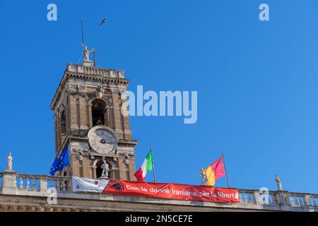 Solidaritätsbanner mit dem Titel „Con le donne iraniane per la llibertà (with Iranian Women for Freedom)“ im Campidoglio. Rom, Italien, Europa. Speicherplatz kopieren Stockfoto