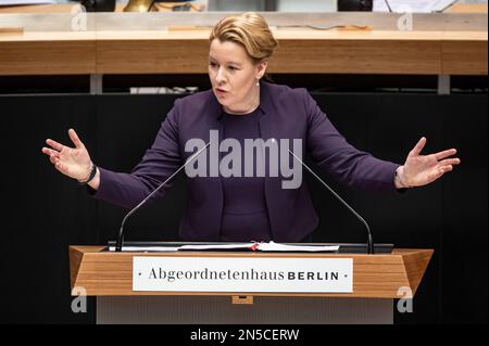 Berlin, Deutschland. 09. Februar 2023. Franziska Giffey (SPD), Bürgermeisterin von Berlin, spricht während der Plenarsitzung des Berliner Repräsentantenhauses. Kredit: Fabian Sommer/dpa/Alamy Live News Stockfoto