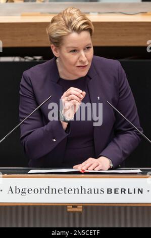 Berlin, Deutschland. 09. Februar 2023. Franziska Giffey (SPD), Bürgermeisterin von Berlin, spricht während der Plenarsitzung des Berliner Repräsentantenhauses. Kredit: Fabian Sommer/dpa/Alamy Live News Stockfoto