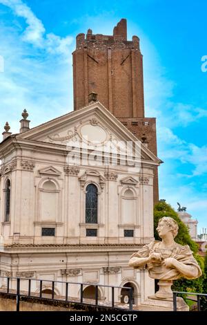 Blick auf Santa Caterina a Magnanapoli und den Torre delle Milizie von der Villa Aldobrandini, Rom, Italien Stockfoto