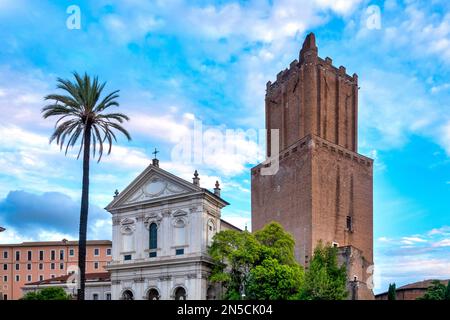 Blick auf Santa Caterina a Magnanapoli und den Torre delle Milizie, Rom, Italien Stockfoto