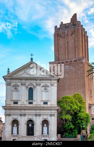 Blick auf Santa Caterina a Magnanapoli und den Torre delle Milizie, Rom, Italien Stockfoto