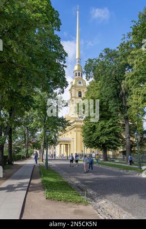 St. Petersburg, Russland-12. August 2022: Blick auf die Peter-und-Paul-Kathedrale vom Petrovsky-Tor, Russland Stockfoto