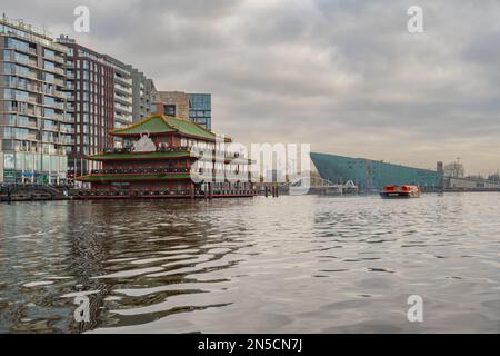 Mit Blick auf das NEMO Science Museum im Oosterdok von Amsterdam, Niederlande, mit dem schwimmenden Restaurant Seepalast auf der linken Seite Stockfoto