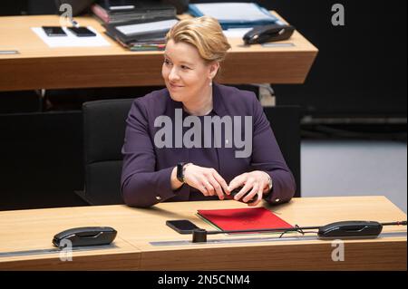 Berlin, Deutschland. 09. Februar 2023. Franziska Giffey (SPD), Bürgermeisterin von Berlin, nimmt an der Plenartagung des Berliner Repräsentantenhauses Teil. Kredit: Fabian Sommer/dpa/Alamy Live News Stockfoto