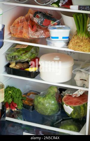 Vollgepackt mit gesundem Essen. Voller Blick auf einen Kühlschrank mit Essen. Stockfoto