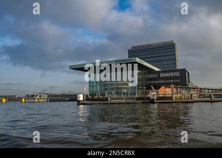 BIMHUIS ist eine beeindruckende Black Box, Teil des Muziekgebouw Komplexes, in dem dieser Veteran-Veranstaltungsort für Jazzkonzerte stattfindet. Amsterdam Niederlande. Stockfoto