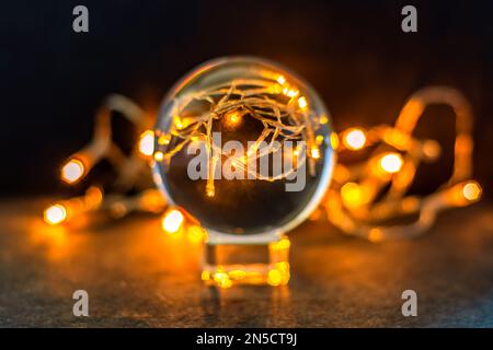 GLASKUGEL MIT LED-LEUCHTEN Stockfoto