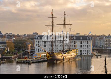 Von der Aussichtspalerie im NEMO Science Museum aus blickt man in Richtung National Maritime Museum Amsterdam Stockfoto