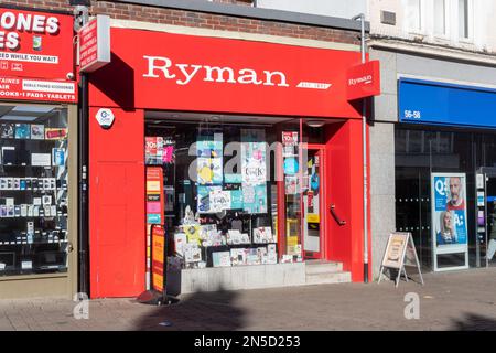 Ryman Schreibwarenladen an der High Street im Stadtzentrum von Staines-upon-Thames, Surrey, England, Großbritannien Stockfoto