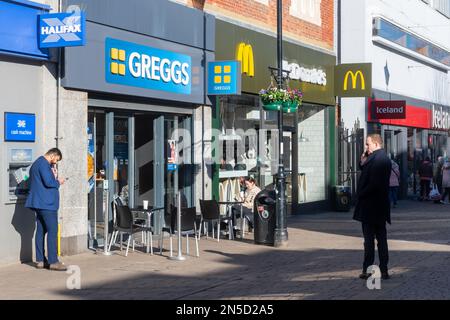 Geschäfte und Unternehmen in der High Street im Stadtzentrum von Staines-upon-Thames, einschließlich Greggs und MacDonalds, Surrey, England, Großbritannien Stockfoto