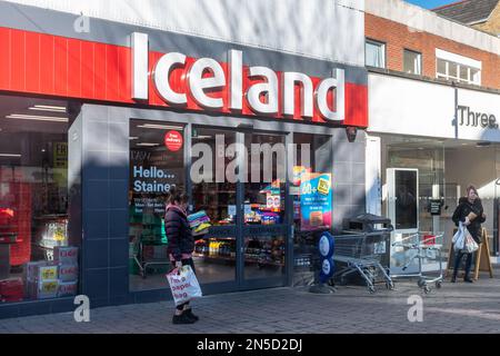 Island Freezer Food Shop an der High Street im Stadtzentrum von Staines-upon-Thames mit Shoppers, Surrey, England, Großbritannien Stockfoto