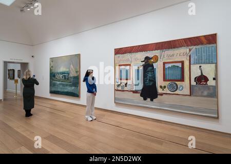 LONDON, GROSSBRITANNIEN - 09. FEBRUAR 2023: Mitarbeiter der Galerie sehen sich Gemälde mit dem Titel (L-R) „House of Music (Soca Boat)“ (2019-23) und „Music Shop“ (2019-23) von Peter Doig (B. 1959) an, die am 09. Februar 2023 während einer Fotokonferenz für die große Ausstellung neuer und neuerer Werke von Peter Doig in der Courtauld Gallery in London, Großbritannien, ausgestellt wurden. Die Morgan Stanley Exhibition: Peter Doig (10. Februar bis 29. Mai 2023) präsentiert ein spannendes neues Kapitel in der Karriere eines der berühmtesten und bedeutendsten Maler, die heute arbeiten, und die erste Ausstellung eines zeitgenössischen Künstlers, die an diesem Tag stattfindet Stockfoto