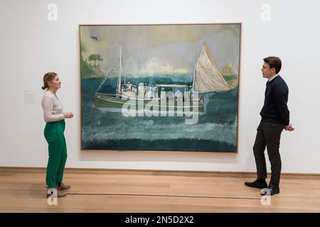 LONDON, GROSSBRITANNIEN - 09. FEBRUAR 2023: Ein Mitarbeiter der Galerie sieht sich ein Gemälde mit dem Titel „House of Music (Soca Boat)“ (2019-23) von Peter Doig (B. 1959) an, während eines Fotogesprächs für die große Ausstellung neuer und neuerer Werke von Peter Doig in der Courtauld Gallery in London, Großbritannien, am 09. Februar 2023. Die Morgan Stanley Ausstellung: Peter Doig (10. Februar bis 29. Mai 2023) präsentiert ein spannendes neues Kapitel in der Karriere eines der berühmtesten und bedeutendsten Maler, die heute arbeiten, und die erste Ausstellung eines zeitgenössischen Künstlers, die seit seiner Wiedereröffnung im Courtauld stattfindet Stockfoto