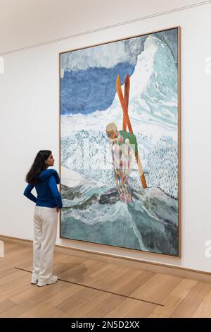 LONDON, VEREINIGTES KÖNIGREICH - 09. FEBRUAR 2023: Ein Mitarbeiter der Galerie sieht sich ein Gemälde mit dem Titel "Alpinist" (2019-22) von Peter Doig (B. 1959) an, während er am 09. Februar 2023 eine Fotokonferenz für die große Ausstellung neuer und neuerer Werke von Peter Doig in der Courtauld Gallery in London, Vereinigtes Königreich, abhält. Die Morgan Stanley Ausstellung: Peter Doig (10. Februar bis 29. Mai 2023) präsentiert ein spannendes neues Kapitel in der Karriere eines der berühmtesten und bedeutendsten Maler, die heute arbeiten, und die erste Ausstellung eines zeitgenössischen Künstlers, die seit ihrer Wiedereröffnung im November 2021 im Courtauld stattfindet Stockfoto