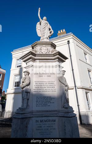 War Memorial auf dem Marktplatz Staines-upon-Thames, Surrey, England, Großbritannien, aus Portland Stone, zum Gedenken an Kriegstote Stockfoto