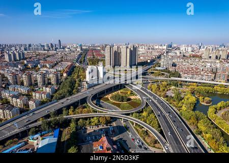 Ein Luftbild des Verkehrs auf den Infinity Highways, den modernen Gebäuden und Wolkenkratzern in Nanchang China Stockfoto