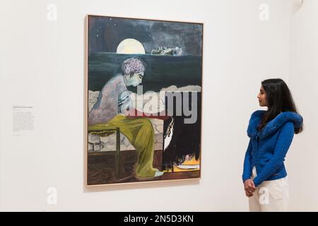 LONDON, GROSSBRITANNIEN - 09. FEBRUAR 2023: Ein Mitarbeiter der Galerie sieht sich ein Gemälde mit dem Titel „Painting on an Island (Carrera)“, 2019, von Peter Doig (B. 1959) an, während eines Fotogesprächs für die große Ausstellung neuer und neuerer Werke von Peter Doig in der Courtauld Gallery in London, Großbritannien, am 09. Februar 2023. Die Morgan Stanley Exhibition: Peter Doig (10. Februar bis 29. Mai 2023) präsentiert ein spannendes neues Kapitel in der Karriere eines der berühmtesten und bedeutendsten Maler, die heute arbeiten, und die erste Ausstellung eines zeitgenössischen Künstlers, die seit seiner Wiedereröffnung im Courtauld stattfindet Stockfoto