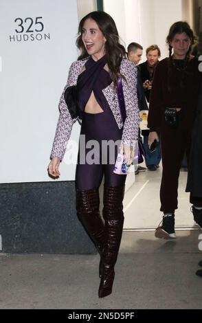 New York, New York, USA. 8. Februar 2023. Alison Brie hat am 8. Februar 2023 in New York City die Sendung „Watch What Happening Live“ gesehen. Kredit: Rw/Media Punch/Alamy Live News Stockfoto