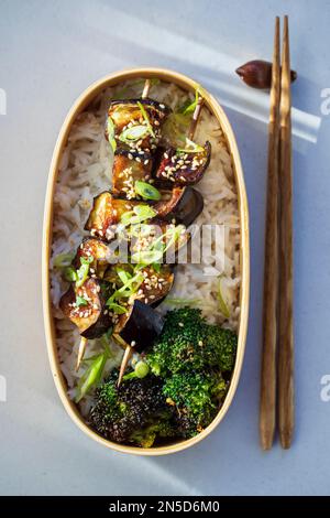 Miso-Aubergine mit Seasme-Samen und Reis in Bento-Schachtel Stockfoto