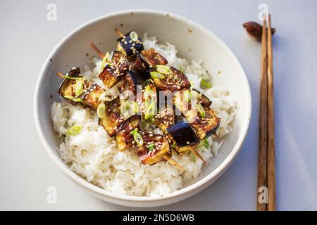 Miso-Aubergine mit Seasme-Samen und Reis Stockfoto