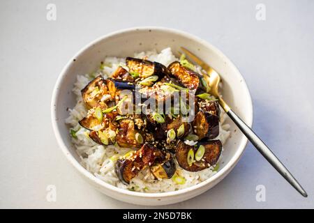 Miso-Aubergine mit Seasme-Samen und Reis Stockfoto