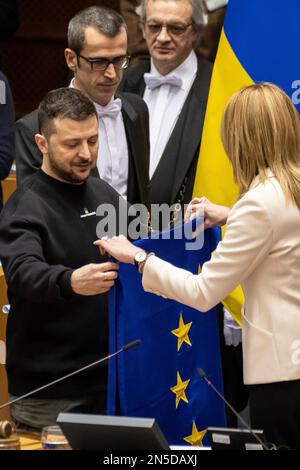 Brüssel, Belgien. 09. Februar 2023. Der ukrainische Präsident Volodymyr Zelensky (mit EU-Flagge) hält zu Beginn eines Gipfels im Europäischen parlament am 9. Februar 2023 in Brüssel eine Rede. Foto von Eliot Blondet / ABACAPRES.COM Kredit: Abaca Press/Alamy Live News Kredit: Abaca Press/Alamy Live News Stockfoto