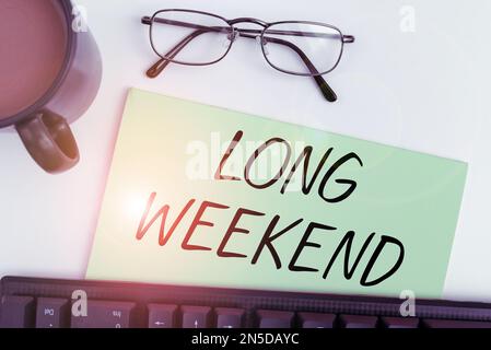 Schild mit der Aufschrift „langes Wochenende“. Konzeptfoto verlängerter Urlaub Urlaubszeit entspannende Erholungszeit Stockfoto