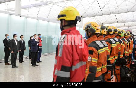 Hongkong. 9. Februar 2023. Chan Kwok-ki (5. l), geschäftsführender Leiter der Sonderverwaltungsregion Hongkong (HKSAR), spricht am 8. Februar 2023 Mitglieder eines Rettungsteams am Internationalen Flughafen Hongkong in Hongkong, Südchina. Die chinesische Regierung der Sonderverwaltungsregion Hongkong (HKSAR) sagte am Mittwoch, dass sie ein Such- und Rettungsteam aus 59 Mitgliedern zum Erdbebenhund T¨¹rkiye entsandt habe. Kredit: Xinhua/Alamy Live News Stockfoto