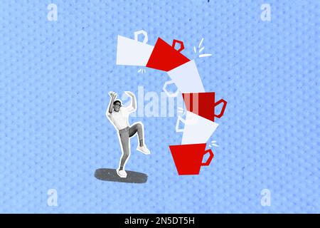 Kreativ minimalistisches Bild Bildmaterial Collage Foto Poster Banner von Verrückten steht unter einer großen Tasse isoliert auf gemaltem Hintergrund Stockfoto