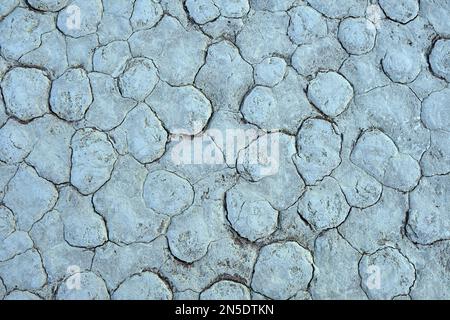 Ein Detailfoto vom Boden der Salzpfanne in Sossusvlei, Namibia. Stockfoto