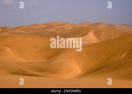 Dünen der Namib-Wüste in der Nähe der Küste südlich von Walvis Bay, Namibia. Stockfoto