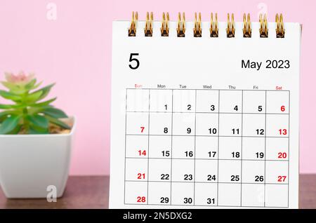 Mai 2023 Monatlicher Tischkalender auf Holztisch. Stockfoto