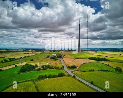 Eine Luftaufnahme der Sendestation Emley Moor und der Felder in England Stockfoto