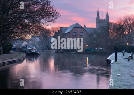 St Nicolas Church und The Kennet and Avon Canal in West Mills bei frostigem Sonnenaufgang im Winter, Newbury, Berkshire, England, Vereinigtes Königreich, Europa Stockfoto