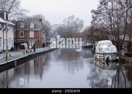 Kennet und Avon Canal in West Mills am frostigen Wintermorgen, Newbury, Berkshire, England, Vereinigtes Königreich, Europa Stockfoto